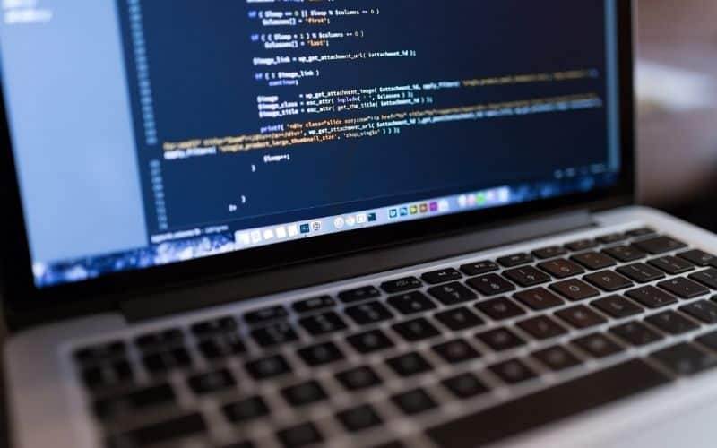 Webdesign Code am Laptop